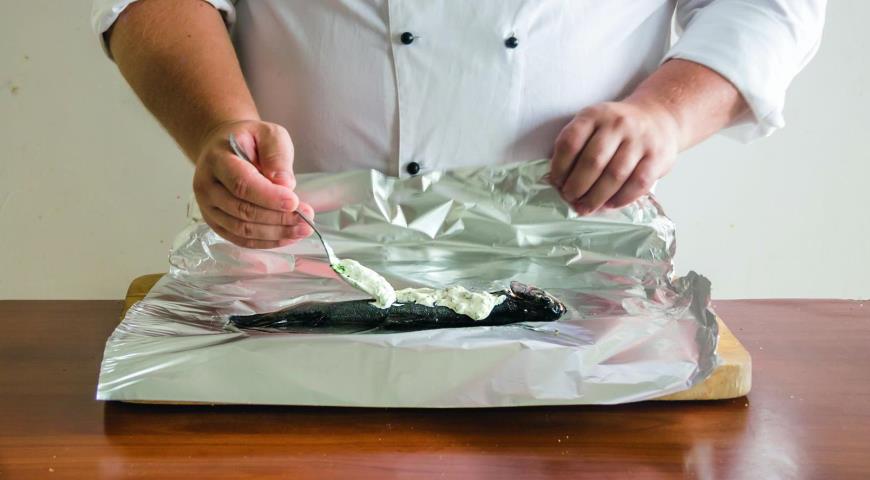 Фото приготовления рецепта: Форель, запеченная со сметаной, шаг №3